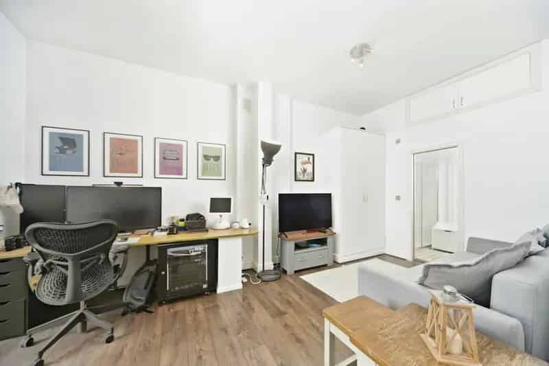 3 Double Bedroom Flat with Huge Garden, Off-Street Parking