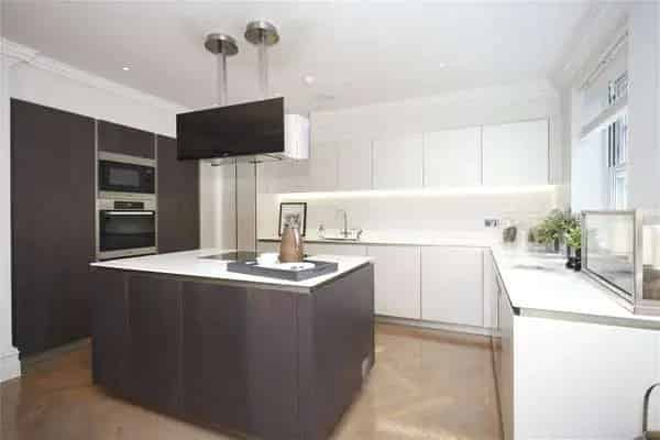 Oxshott Lodge, Leatherhead Road, Leatherhead, Surrey, KT22 0JE | Property for sale | Savills