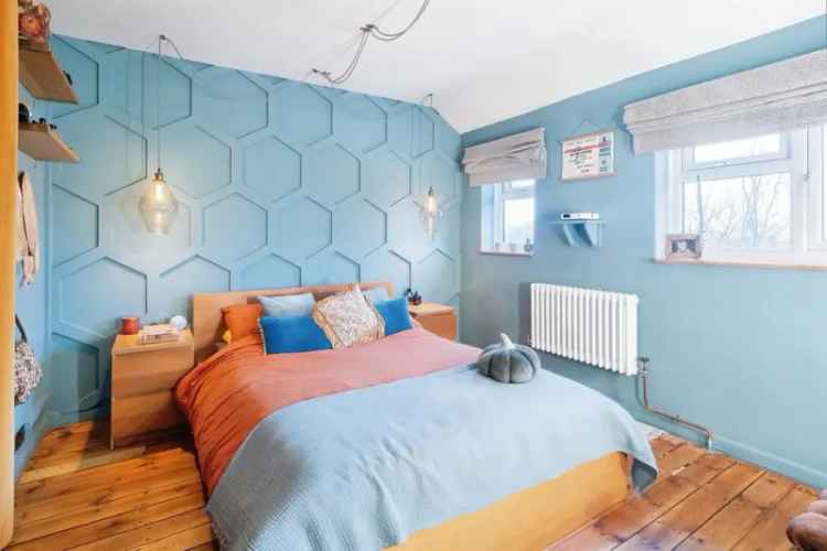 Three Bedroom Mid Terraced House with Driveway and Garden