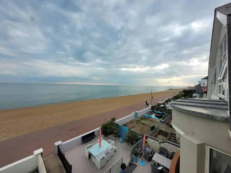 2 Bedroom Sea View Apartment 6 Month Let