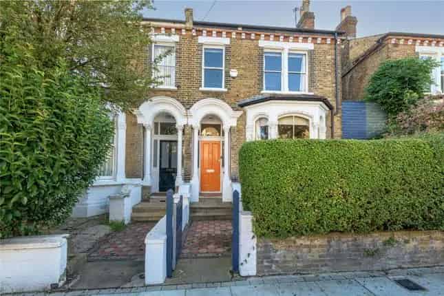 Large 5-6 Bedroom Family Home near Clapham Common