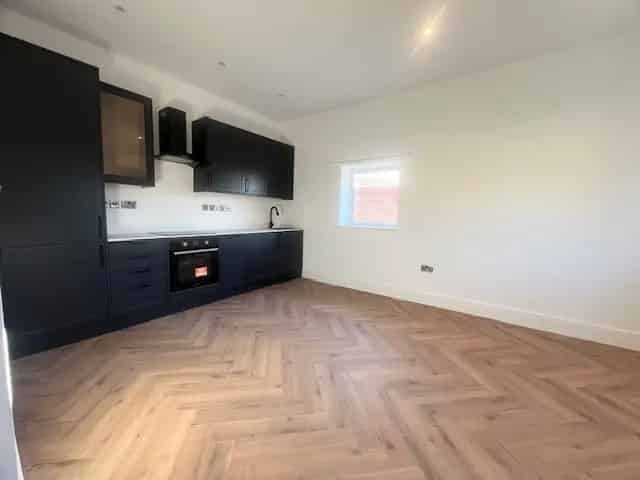 Spacious Studio Flat with Parking and Outdoor Space - Zero Deposit Guarantee