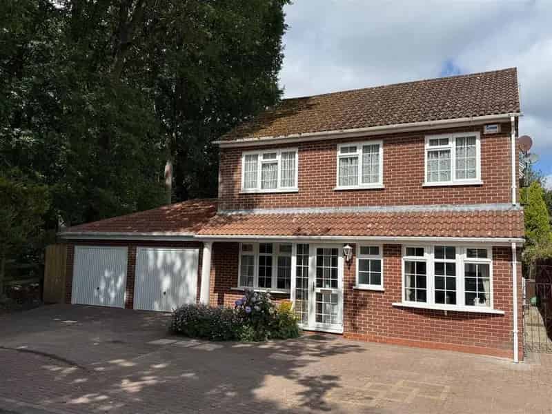 4 Bedroom Detached House For Sale