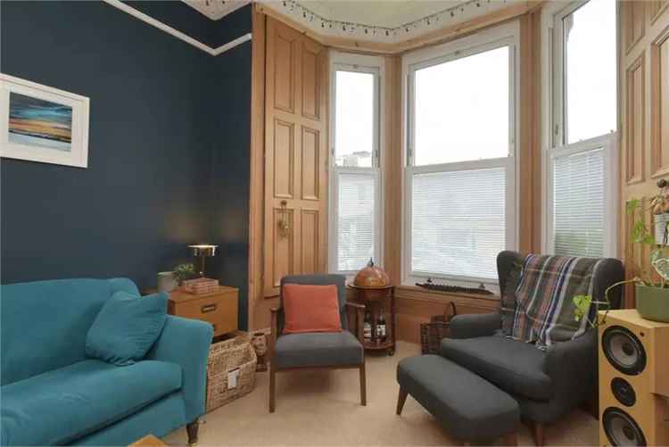 3 Bed Flat - Maindoor with 1 Reception Room