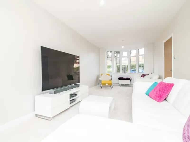 Spacious 2-Bed Semi-Detached House Duncroft Road