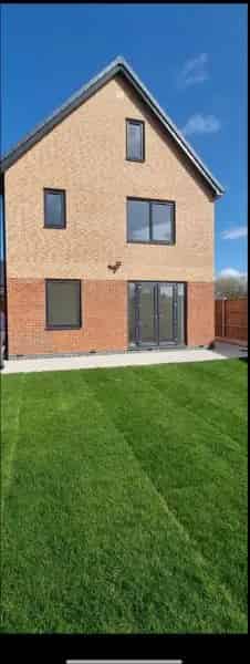 5 Bed Detached House Near Amenities and Schools