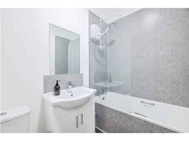 2 Bedroom Flat for Sale Freshly Decorated Spacious City Center