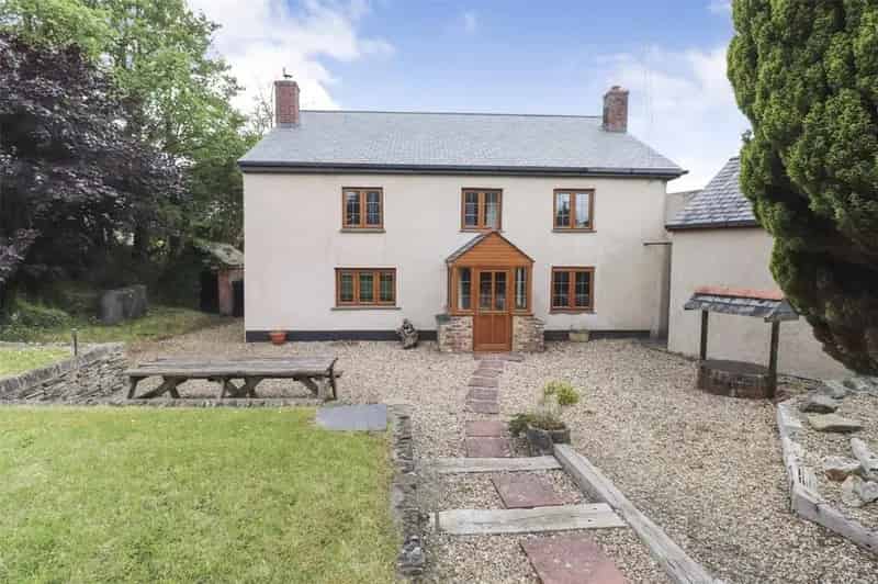 4 Bedroom Detached House To Rent