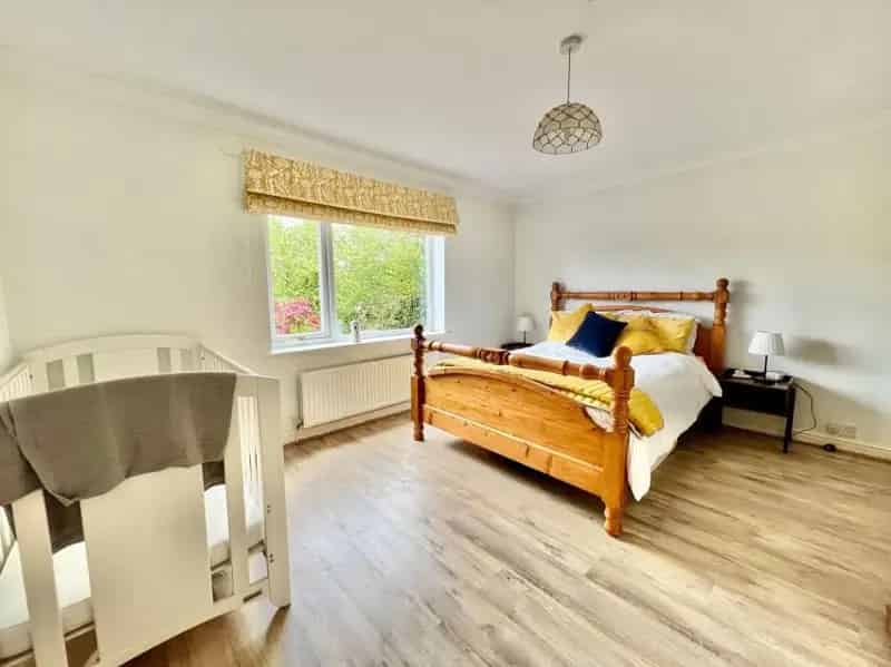 4 Bed Detached House with 1 Acre Paddock and Stables