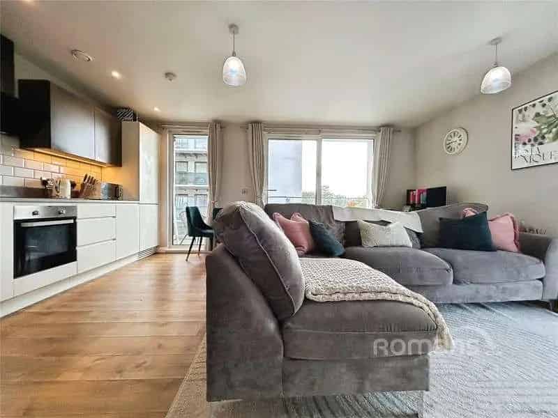 2 Bed Flat for Sale in Farnborough, Close to Station