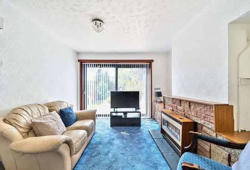 3 Bed Semi-Detached House for Sale Beechen Drive