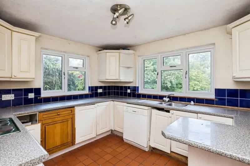 Spacious 5-Bedroom Detached House - Modernisation Opportunity