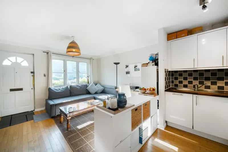 One Bedroom Ground Floor Flat with Private Parking and Garden