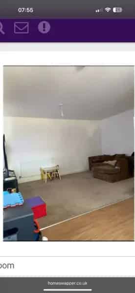 Spacious 2-Bed Flat Near Communal Garden