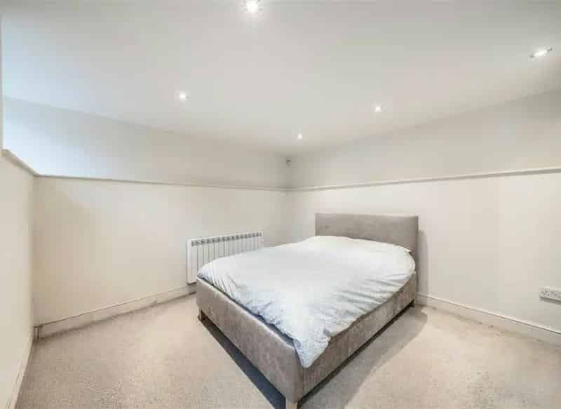 Two Bedroom House in Teddington near Teddington Lock