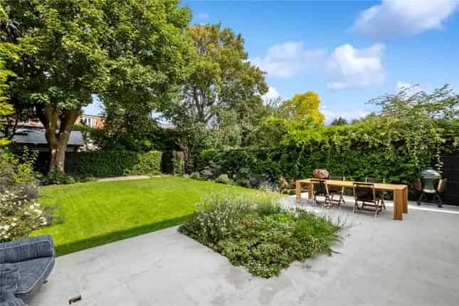 Barnes Family Home  4-5 Beds  Modern  Landscaped Garden