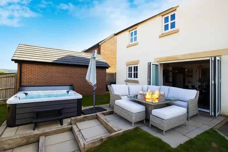 4 bedroom House
 For Sale 
Total Size: 1479 SQ FT