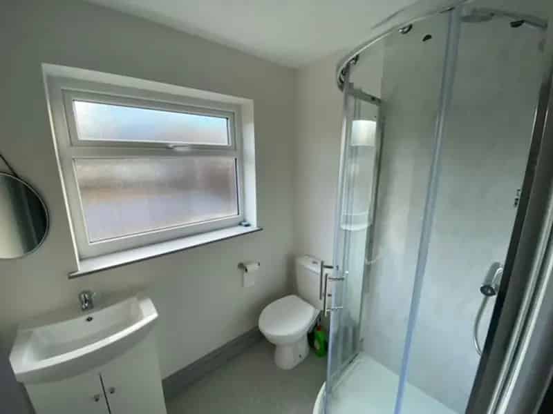 Double Room Ensuite Shared House Bills Included Near George Eliot Hospital
