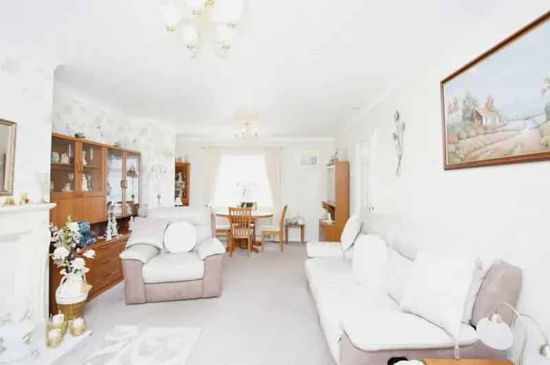 3 Bedroom Terraced House Near Amenities and Schools