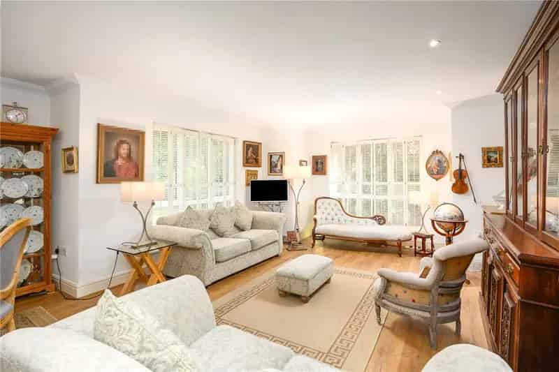2 Bedroom Apartment Weybridge Modern Amenities Communal Gardens Parking