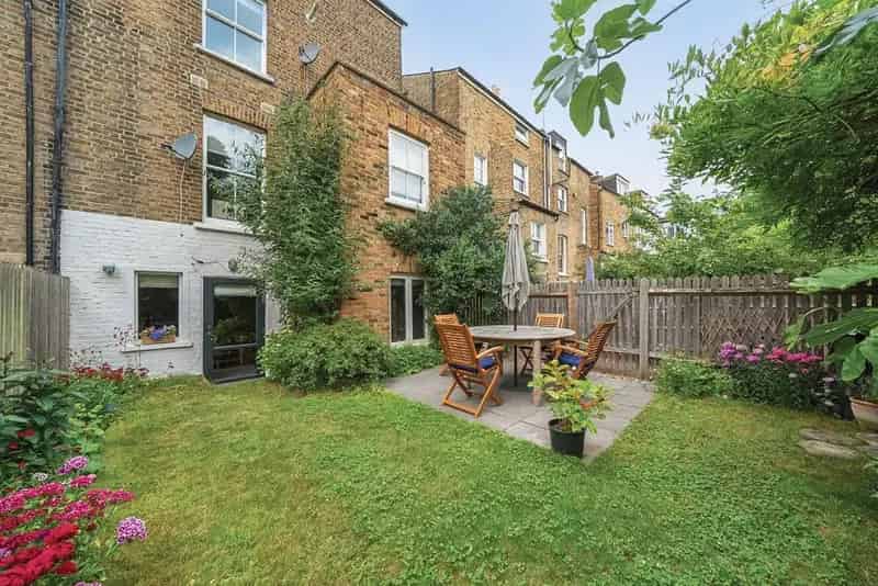 Martell Road Property: Convenient London Location