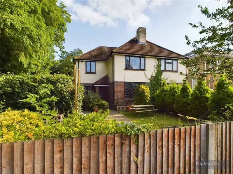 2 Bedroom Maisonette in Esher with Garage and Communal Garden