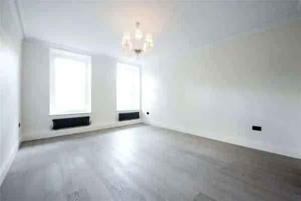 Spacious 4-Bedroom Apartment with Garage in London