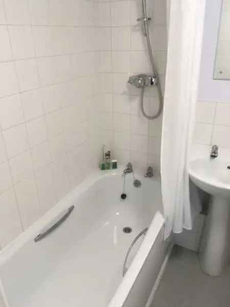 1 Bedroom Flat Newly Refurbished 3rd Floor