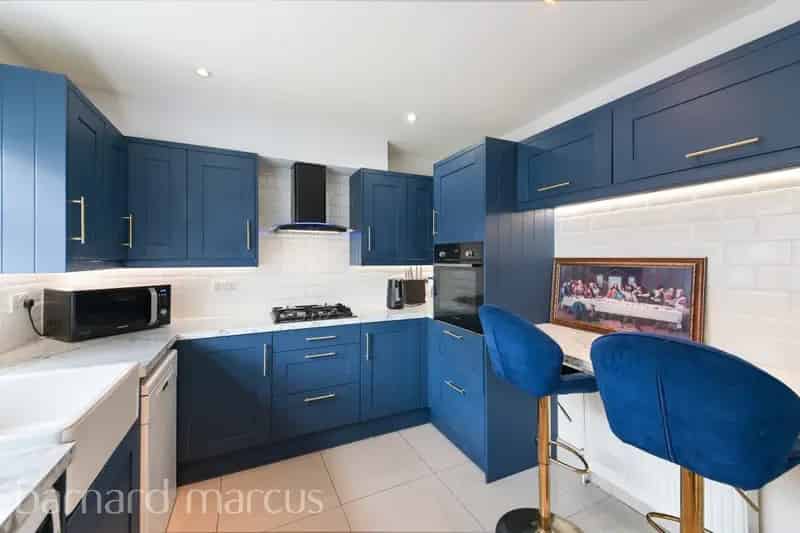 Spacious 3 Bed Semi Detached House with Garage and Workshop