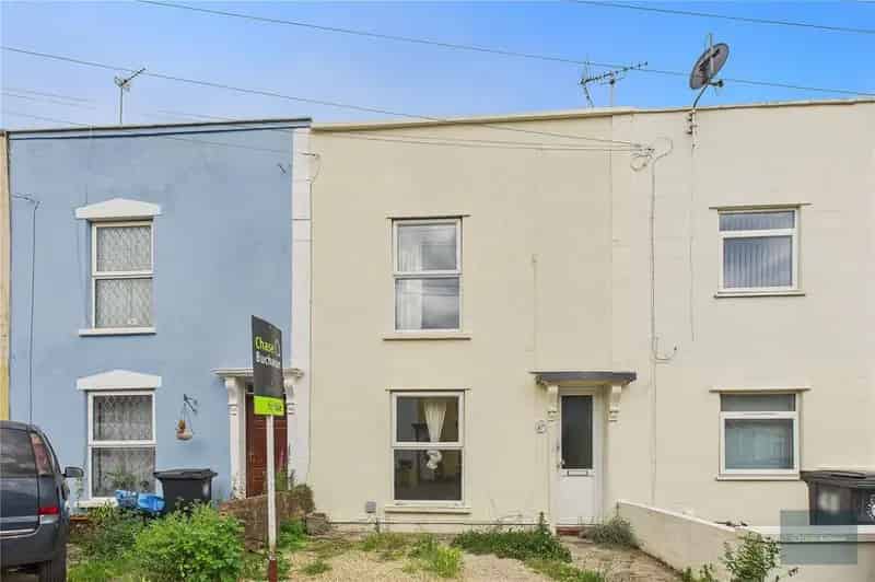 2 Bedroom Terraced House Bristol Needs Modernisation