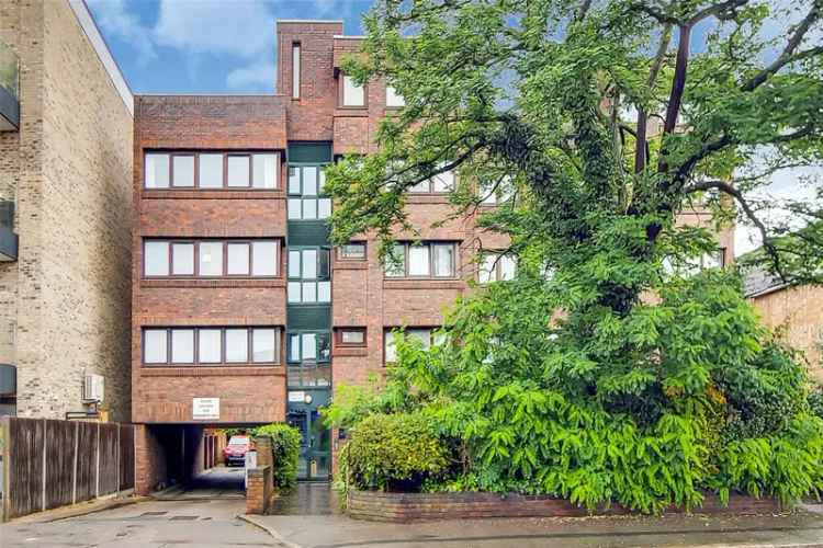 3 bedroom flat/apartment in Surbiton