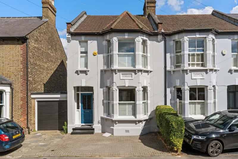 Four Bedroom Semi-Detached House Brentwood