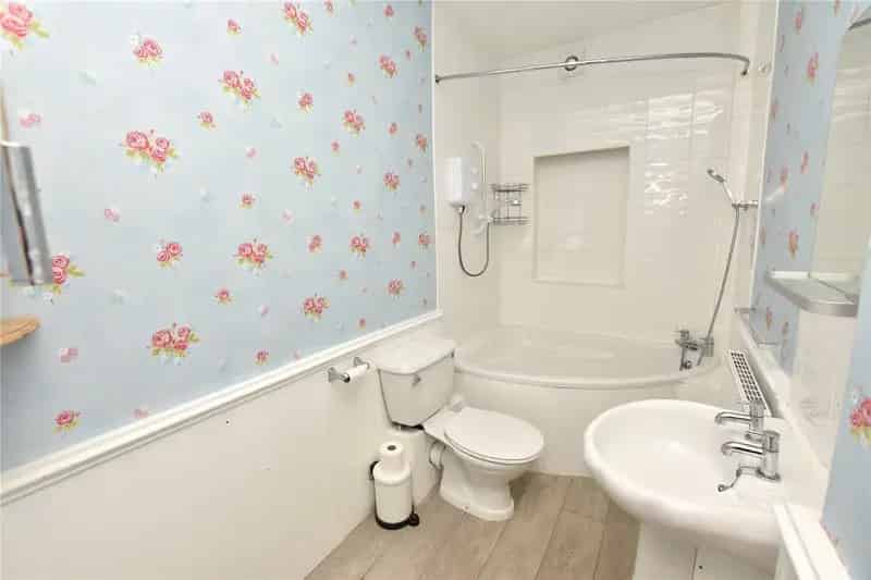 4 Bedroom House with Garage and Summerhouses in LS15