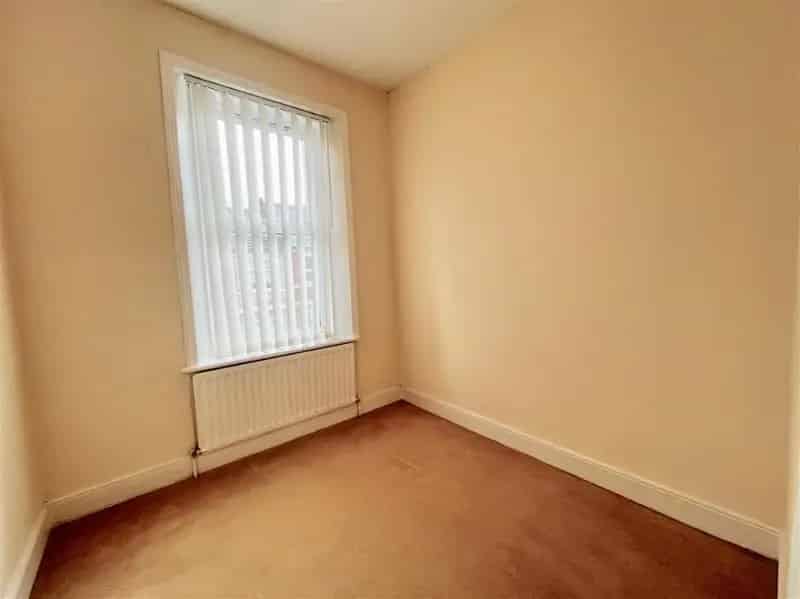 2 Bed Upper Flat for Sale - Modern, Convenient, No Onward Chain