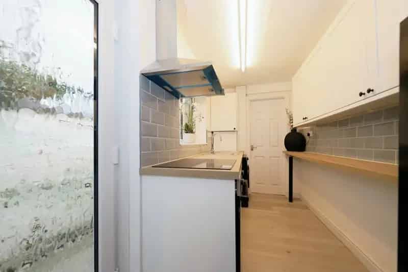 Kidderminster Mid-Terraced House 3 Beds 2 Floors Garden Parking