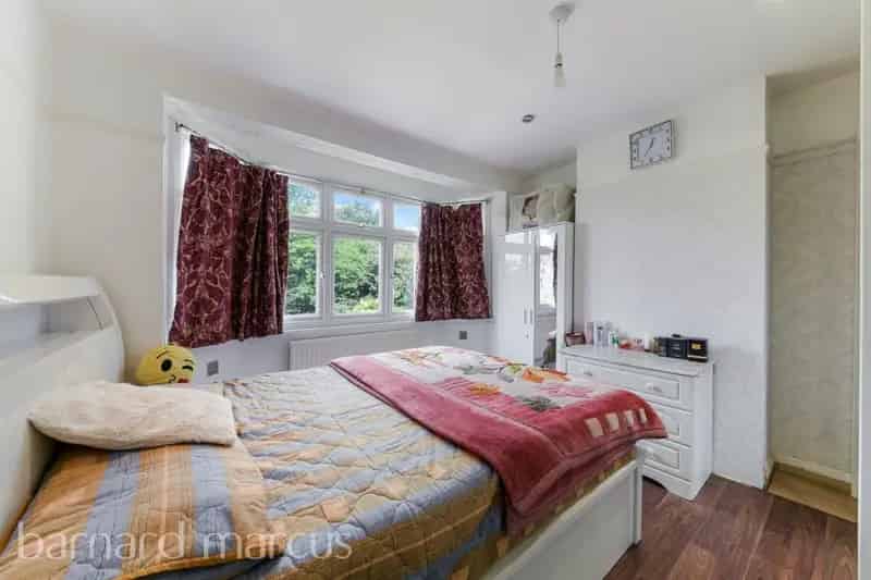 Four Bedroom Semi-Detached House with Garage Near Schools and Transport
