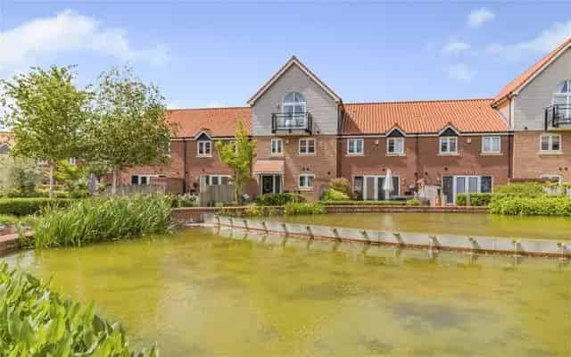 Luxury 4-Bedroom Home on Burton Waters Marina