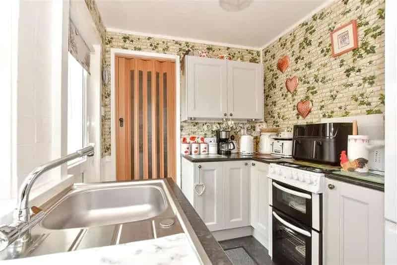 2 Bed House For Sale - Fresh & Clean, Ready To Move Into