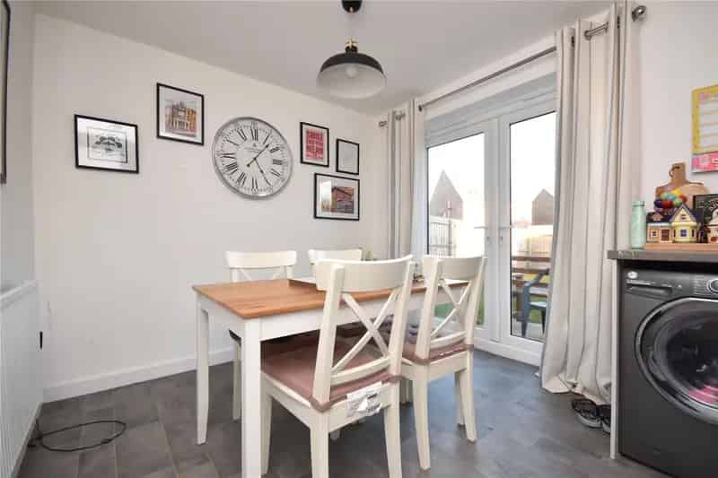 2 Bed Semi-Detached Home Micklefield Modern Decor No Onward Chain