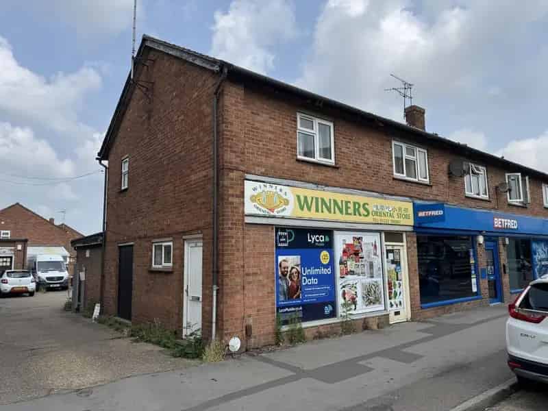 Ground Floor Retail Unit 548 sq ft On Street Parking