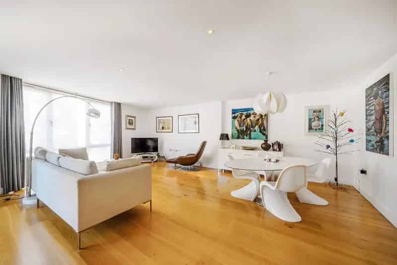 2-Bedroom 2-Bathroom Apartment Near Barbican Farringdon 1025 sq ft Chain Free