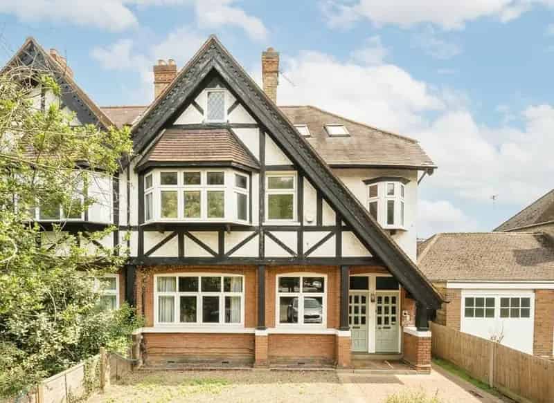 Spacious 2-Bed Apartment Near West Ealing Station Chain Free