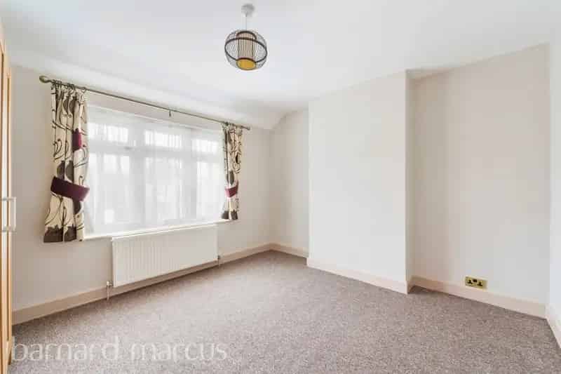 3 Double Bedroom Semi-Detached House Epsom - Family Home