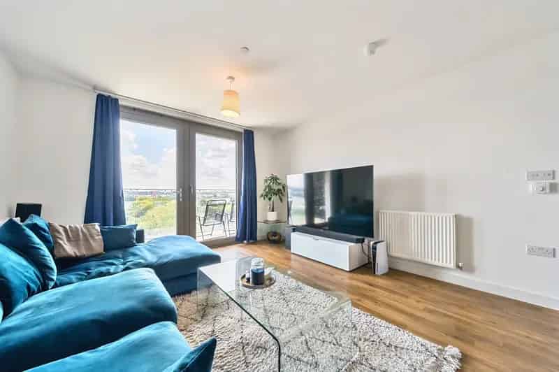 2 Bedroom River Thames View Flat with Balcony and Parking