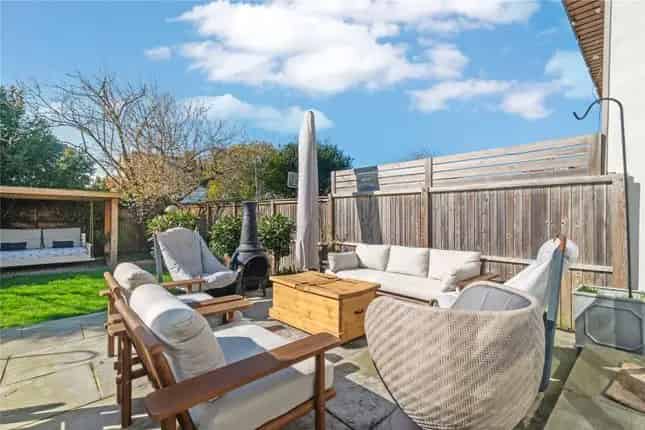 Four Bedroom House for Sale in Ellerton Road SW18