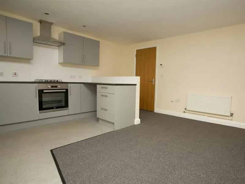 2 Bed First Floor Apartment Near Shops and Transport