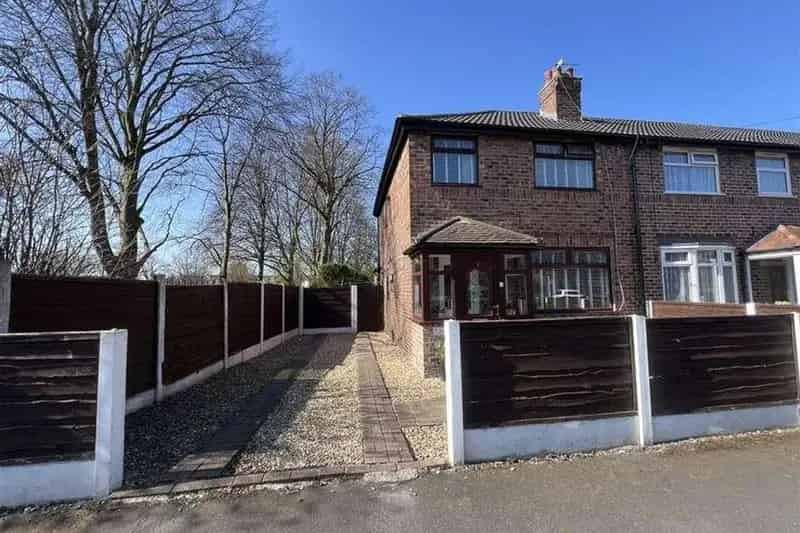 3 Bedroom End Terrace House Near Altrincham