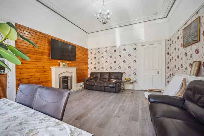 Spacious 3-Bedroom Pollokshields Apartment Near Amenities