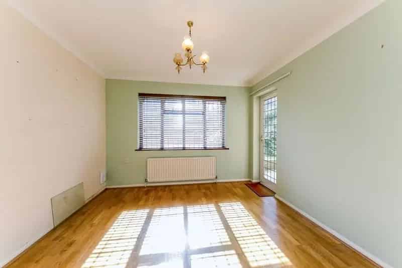 5 Bedroom Detached House with Large Garden and Driveway Parking