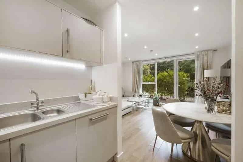 1 Bed Flat for Sale in Beckton E6 - Stylish Apartment with Residents Gym